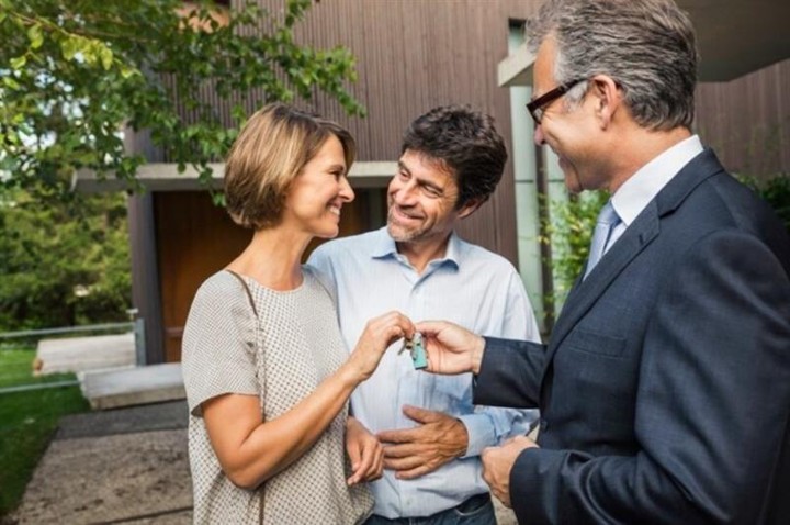 Bild von einem Hausverwalter, der die perfekten Mieter für den Eigentümer gefunden hat. Bei PieKe Hausverwaltung setzen wir alles daran, Ihnen bestmöglich zu helfen. Das ist für uns selbstverständlich und unsere Klienten bestätigen dies.